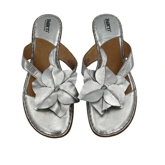 Born Metallic Silver  Leather Thong Sandals With Flower Sz Women’s 7,38 - Picture 1 of 13